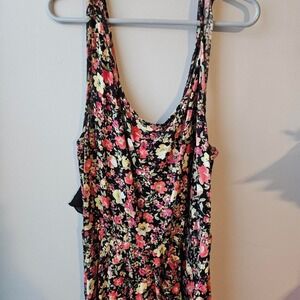 Floral top with bow in back sz S/M NO TAGS